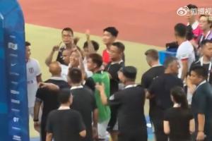冲突？韦世豪赛后与河南球迷互喷，当众比出圆形手势引猜测