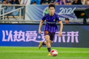 记者：刘俊贤外婆刚刚离世，他选择留在队中备战未回乡奔丧