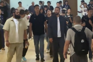 库里造访清华附中 铁杆粉丝高呼“好久不见”