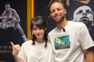 梦想成真！美女主持王小七晒出与库里合影：明年再见！