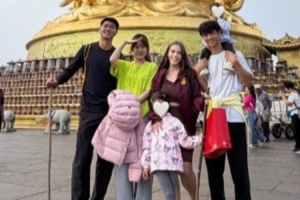 国足集训在即 蹇韬杨明洋两家人同游峨眉山