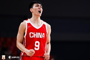 从容不迫！庞峥麟半场7投4中砍下10分3助攻 正负值高达+15