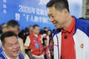 李春江调侃朱芳雨：投篮软得像豆腐 根本使不上劲