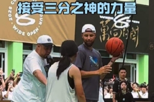 体验三分之神库里的神秘力量：小姑娘投篮连续命中