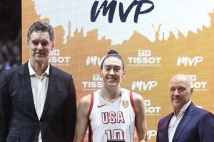传奇加索尔亲自颁奖！盛赞斯图尔特女篮世界杯MVP：实至名归