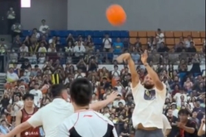 直面杜锋指导的防守！库里中国行意外单挑杜锋 三分球2投1中