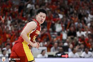 拼抢积极！李弘权首节3篮板冠绝全场 外线命中1记三分