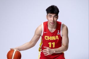 身高碾压！余嘉豪半场5分半钟4罚全中贡献6分3板1助 正负值高达+22