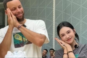 梦幻同框！库里中国行深圳站携手美娜 合演经典“晚安”庆祝动作