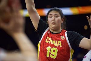 实力悬殊！中国女篮半场篮板11-23落后法国 前场篮板颗粒无收