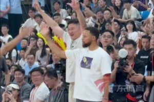 变身现场气氛担当！库里亲临粤BA全明星赛 前排观战起立与球员击掌互动