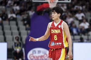 杨舒予半场8中3砍下9分1助攻 三分1中罚球全中