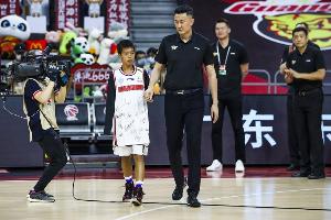 独臂少年张家城开启大学生活 父亲：走红后不当网红，默默走自己的路