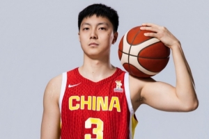 胡明轩：每场全力去拼 三场小组赛全队表现堪称完美