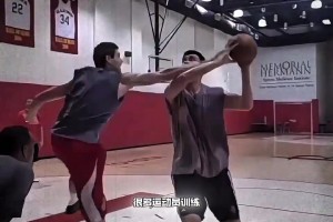 杨毅曾言：当时锡伯杜练姚明强度太大，大姚地上一滩汗水凹成一个水洼