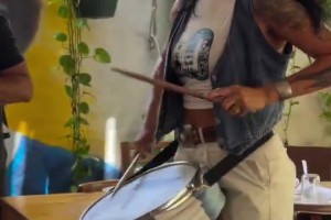 这就是赢球后的阿根廷！美女球迷火辣热舞，全餐厅都在疯狂敲鼓