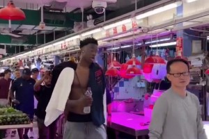 相当显眼！新科状元迪班萨被网友拍到在香港逛菜市场