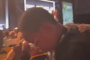 “全场羡慕！幸运的小男孩被詹姆斯挑中，上台面对面提问～”