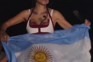 真勇❗️歌手玛丽亚·贝塞拉在巴塞罗那，演出中高举阿根廷国旗