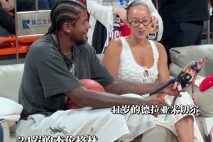 反差感绝了 巨人姚明与李小鹏方力申同台出席活动