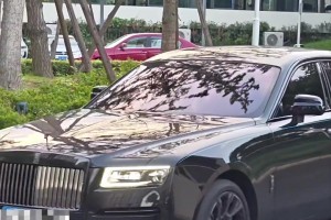 这也太有钱了吧！此前韦世豪开劳斯莱斯遭围观