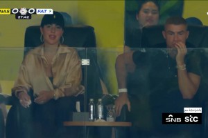 婚后首次公开露面！C罗和妻子乔治娜一起在看台观战