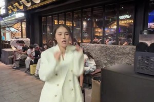 NBA看多了吧？小姐姐搞怪视频：成功被饭店第十三顺位选中