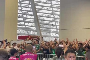 已成为传统！实拍：国安远征军与蓉城球迷再战凤凰山拉歌