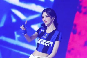 超模田中杏奈穿国米球衣热舞！精致神颜配魔鬼身材，太惊艳了