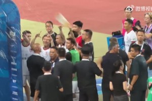 发生了什么？韦世豪与河南球迷发生对峙，韦世豪向球迷比手势