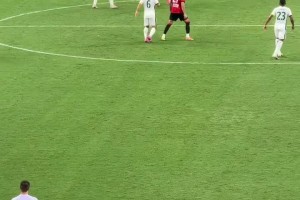 射术在线！实拍：国安大将张玉宁在极小空间内兜射死角破门