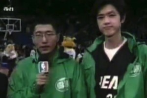 吧友还记得吗？当年雪碧NBA主持人大赛 第一名周洋第二名于嘉