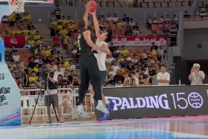 狂轰一波23-0！白晶首节以25：14领先狄龙！