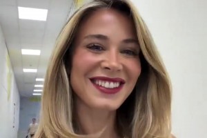 风韵犹存！卡里乌斯妻子生完孩子回到DAZN转播比赛