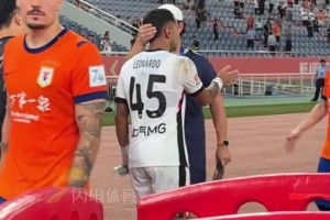 足协杯山东泰山队0-3不敌上海海港无缘四强，泰山队球迷不离不弃
