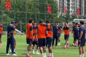行程在即奔赴青岛，马德鲁加、克雷桑等开放日看台签名