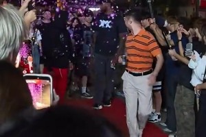 误以为开枪？考辛斯中国行 突然放礼花给考神一行吓一跳