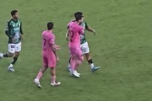 赛后对手纷纷跑向梅西，梅西握手致意后返回更衣室