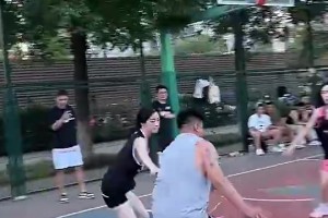在球场上面对小姐姐如此贴身防守，你还们运的了球嘛？ 