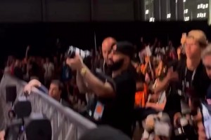 宠粉！詹姆斯在Fanatics球迷嘉年华满足小球迷合影心愿