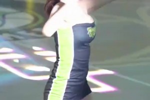 老一辈艺术家的实力！三上悠亚此前在台湾省联赛的应援~