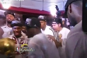 韦德确实是当年那支热火独一无二的精神领袖！老詹也得在旁边听着