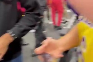 真来了！湖人主场球迷曾拉住塞布尔一起合影，将其逗得哈哈大笑