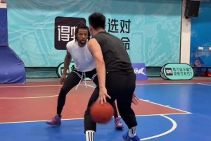 轻松惬意！威少和保罗在游轮上一起玩上了DJ~