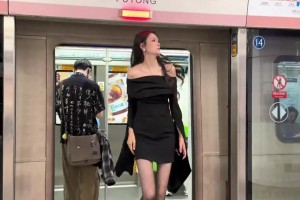 实拍：京津德比赛前一位疑似泰山队球迷来看国安看台展示泰山球衣