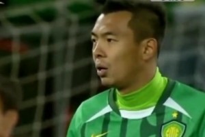 实拍：京沪大战赛后，申花球员陈晋一情绪似乎很激动