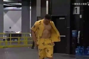 名场面！威少秀八块腹肌入场，巴克利演播厅立马做仰卧起坐！