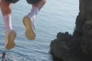 和家人朋友一起的休假明信片，德布劳内挑战跳水！
