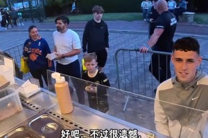 福登打卡网红烤土豆！不能吃辣但超爱金枪鱼，给本人乐坏了