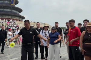 活比我还细？佩德里和火力“老”年王学了几招抖空竹